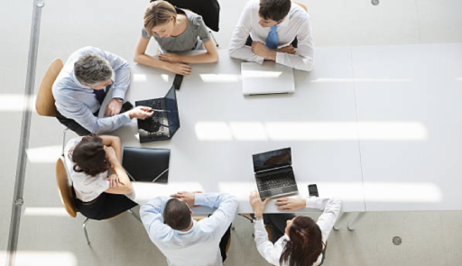 Gruppo di donne e uomini che lavorano attorno a un tavolo