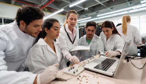 immagine di un gruppo di ricercatrici e ricercatori al lavoro