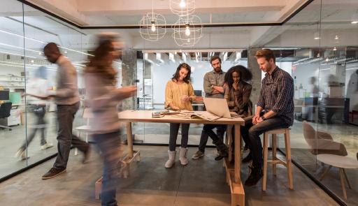 immagine di donne e uomini che lavorano insieme in un ufficio