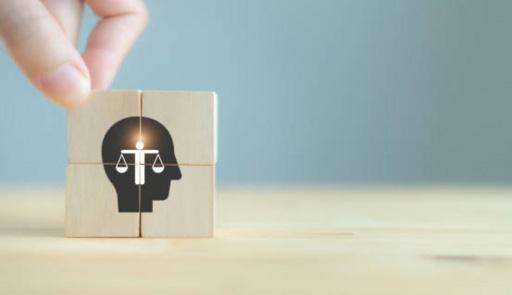 due dita reggono un mini puzzle