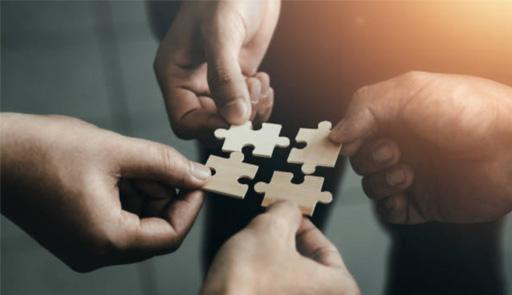 quattro tessere di puzzle che combaciano