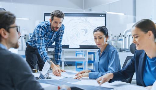 persone che lavorano intorno a un tavolo