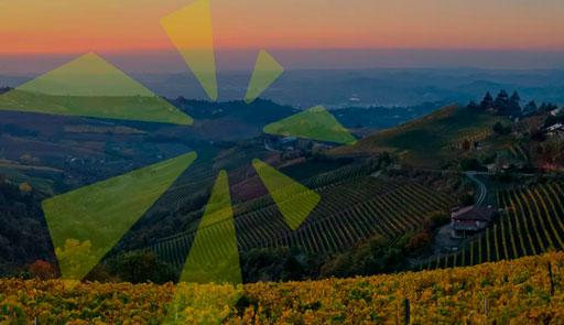 fotografia di un panorama collinare al tramonto