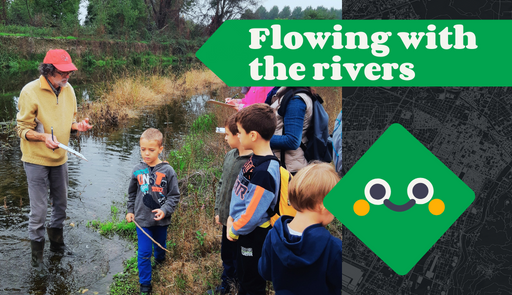 immagine di gruppo di inseganti e bambini sul fiume