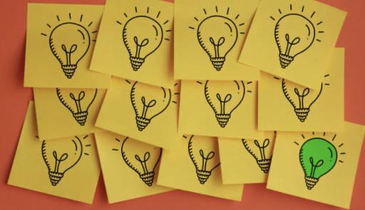 immagine di molti post-it con lampadina disegnata