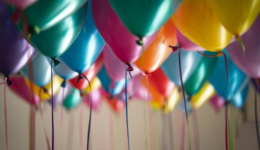 Immagine con tanti palloncini colorati