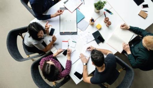 immagine con persone che lavorano intorno a un tavolo