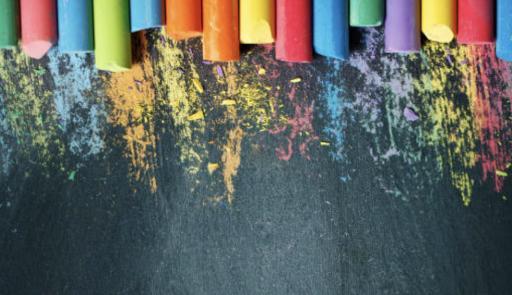 tanti gessetti colorati in ordine 