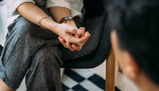 due persone che dialogano 