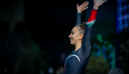 Atleta di ginnastica con le braccia alzate