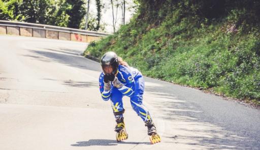 Studentessa atleta mentre pratica la disciplina sportiva del pattinaggio a rotella