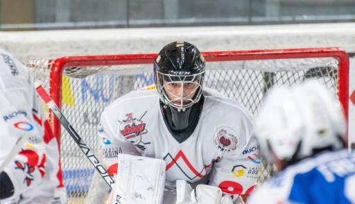 Studente atleta mentre pratica la disciplina sportiva dell'hockey su ghiaccio