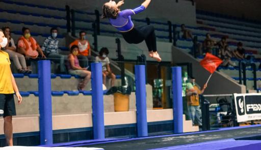Atleta di ginnastica in posa con la medaglia al collo