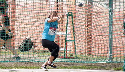 Un'atleta impegnata con il lancio del martello