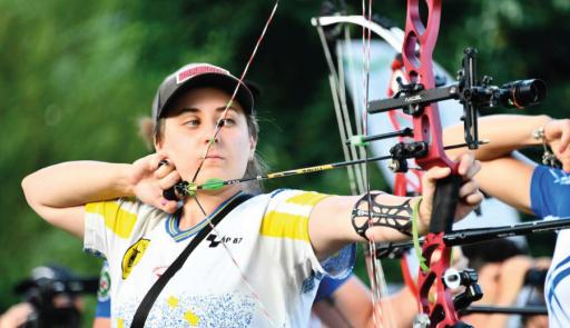 Francesca Aloisi Studentessa atleta che pratica l'attività sportiva del tiro con l'arco