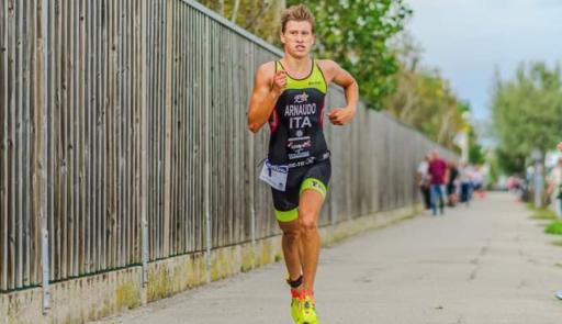 Studente atleta mentre pratica l'attività sportiva del triathlon