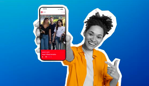 persona che mostra lo schermo dello smartphone