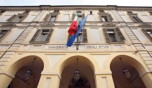 Facciata del palazzo del rettorato con bandiera italiana ed europea