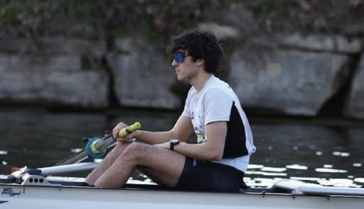 Riccardo Abbate Studente atleta mentre pratica la disciplina sportiva del canottaggio