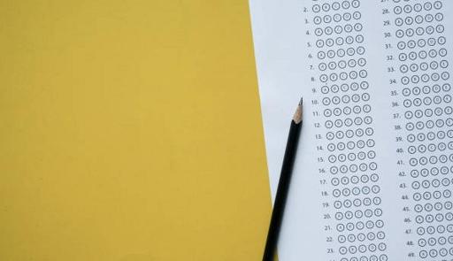 Matita appoggiata su un foglio di un test a crocette