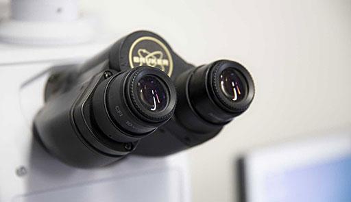 Primo piano di un microscopio
