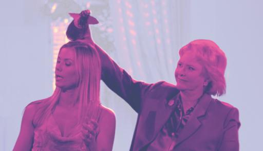 Stephanie Forrester che versa champagne sulla testa di Brooke Logan