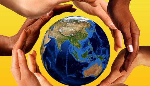 delle mani che circondano il pianeta terra