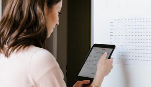 Una studentessa controllo il calendario accademico dal suo ipad