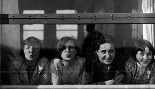immagine in bianco e nero raffigurante quattro donne davanti a un finestrino