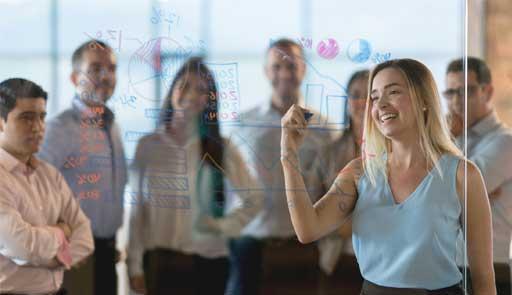 immagine di una donna che insegna a un gruppo di persone