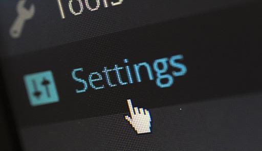 scritta "settings" con sopra un cursore all'interno di un monitor