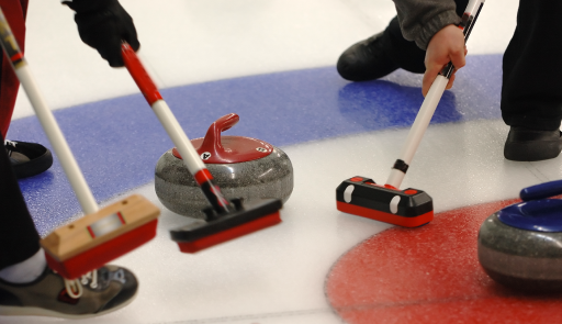 Giocatori di curling in azione sul campo da gioco