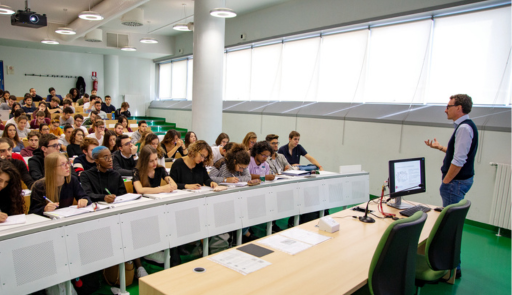 gruppo di studenti a lezione