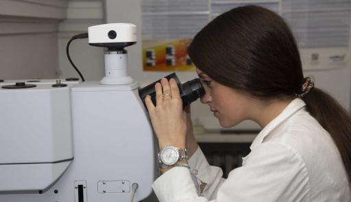 Dottoranda che lavora al microscopio