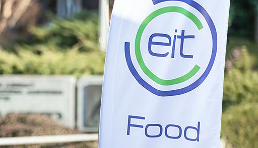 Bandiera verticale con grafica EIT FOOD