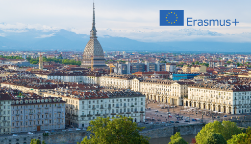 Fotografia dall'alto di Torino con logo dell'Erasmus+