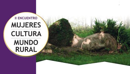 Fotografia di una statua di pietra di donna poggiata su un prato e titolo dell'evento mujeres cultura mondo rural