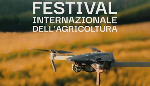 Fotografia di un drone in un campo con titolo dell'evento Festival internazionale dell'agricoltura