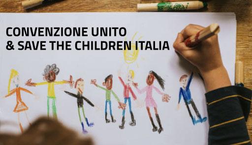 mano di un bambino che disegna e frase: firma della convenzione unito e Save The Children-Italia