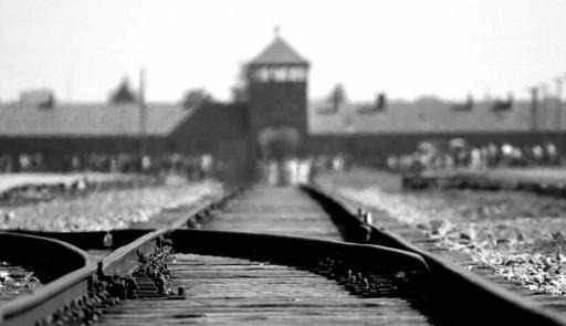 foto della ferrovia di un campo di concentramento