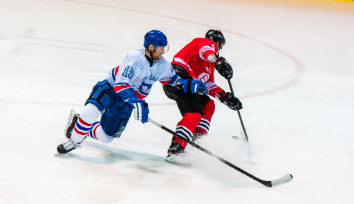 Giocatori di hockey in azione sulla pista di ghiaccio