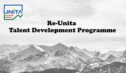 Fotografia in bianco e nero di una montagna innevata con titolo dell'evento Re-unita talent development programme