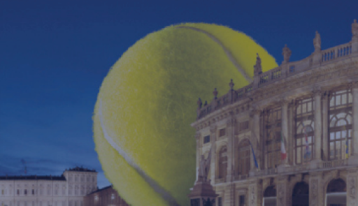 grande palla da tennis sullo sfondo la Mole di Torino