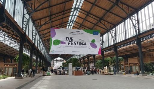 Striscione del festival appeso all'interno di un grande spazio ex-industriale
