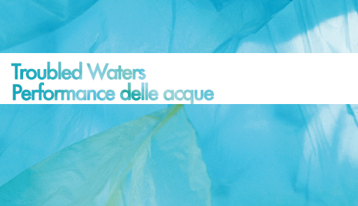 Grafica turchese con scritta bianca Troubled waters. Performance delle acque