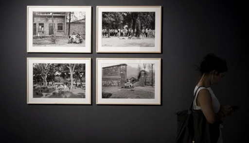 Fotografia in bianco e nero con ragazza in galleria d'arte