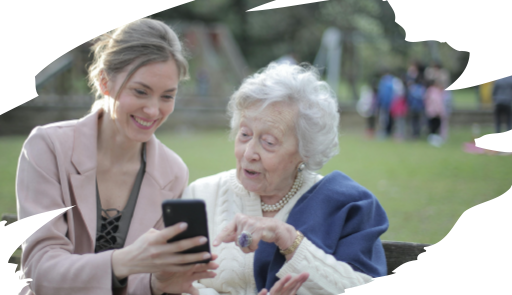 una persona anziana e una persona giovane con uno smartphone in mano