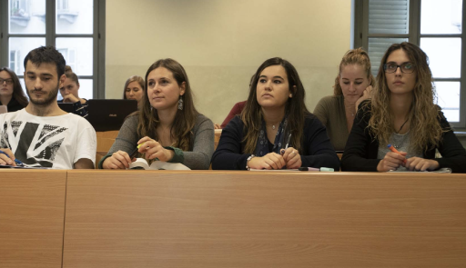 Studentesse e studenti in aula lezione