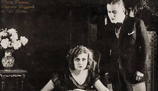 Fotogramma in bianco e nero del film "La Ferita"  con gli attori Mary Fleuron e Augusto Poggioli