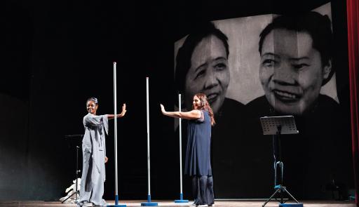 Momento dello spettacolo teatrale La Forza Nascosta con due attrici allo specchio